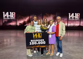 100.000ste bezoeker in de bloemen gezet bij spektakel-musical 14-18