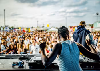 Antwerpse studenten zetten academiejaar feestelijk in tijdens ‘Powerup’ editie StuDay op Spoor Oost