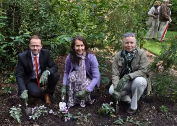 Sloveens ambassadeur plant cyclamen in jubileum jaar Arboretum Kalmthout