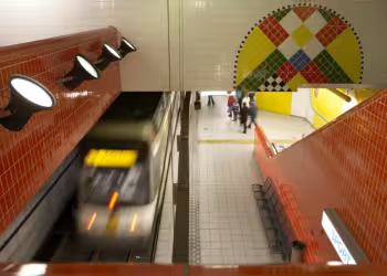 De Lijn vernieuwt roltrappen in metro Antwerpen