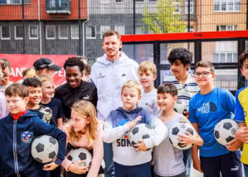 Jan Vertonghen opent Kiels sportpleintje met interactieve voetbalmuur