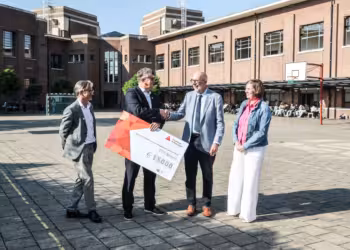 PTS Boom vergroent speelplaats met Groene Oases, waarvoor leerlingen een houten label maken