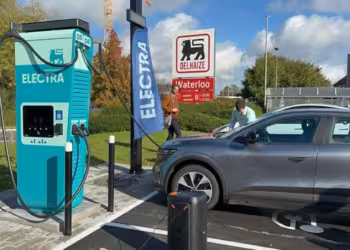 Roll-out van snelle elektrische laadpunten bij Delhaize winkels op schema: al meer dan 3.000 ton CO2-uitstoot vermeden dankzij Electra-laadstations