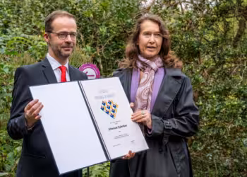 Sloveense ambassadeur plant cyclamen en verrast Arboretum Kalmthout met oorkonde