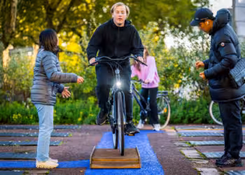 Bijna 800 kinderen oefenen met de fiets op tunnelkap Jan De Voslei