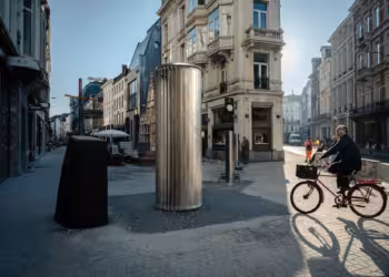 De stad Antwerpen presenteert met trots Blinds, het kunstwerk van Martin Margiela voor de Schuttershofstraat