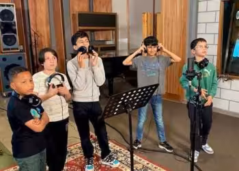 ON-TRACK brengt muziekinitiatie tot leven voor jongeren in opvangcentra met videoclip ‘Samen Onderweg’