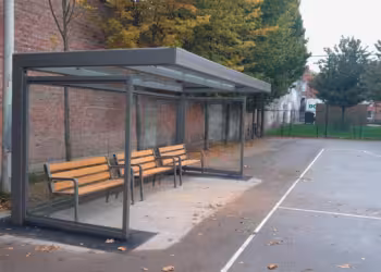 Overdekte zitbanken voor jongeren aan Jos Verhelstplein