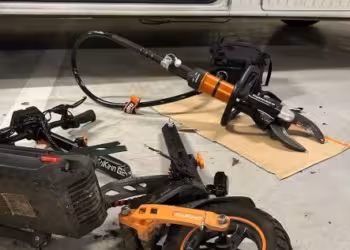 Politie koopt hydraulische schaar om illegale steps ter plaatse te vernietigen