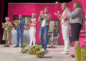 De Schaar Erin,  Publiek in de Spotlights: Een Hilarische Interactieve Theaterervaring”