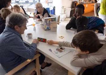 Asmodee brengt leerlingen en rusthuisbewoners samen rond de spelletjestafel tijdens Ouderenweek (18-24 november)