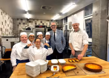 Cursisten bakken traditionele Begijnenvlaai uit de 17de eeuw