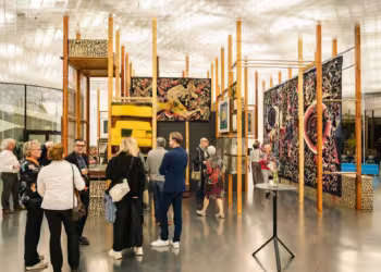 Wandelen tussen contrastrijke selectie kunst in het Antwerps provinciehuis