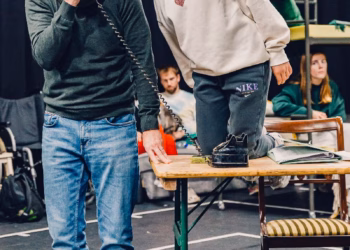 Full cast schittert tijdens open repetitie musical Annie