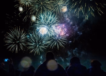 Antwerpen verwelkomt 2025 met spectaculair vuurwerk boven de Schelde