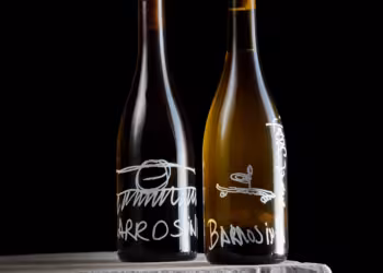 Kunstenaars-designers Lionel Jadot en Mircea Anghel ontwerpen, signeren en verkopen 1.000 wijnflessen bij Objects With Narratives