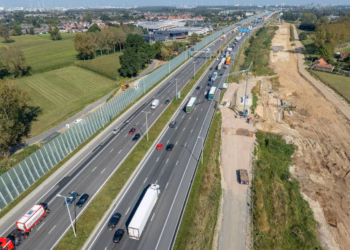 Laatste nieuwe fietsbrug van Ringpark West over de snelweg gelegd in nacht van 14 op 15 december