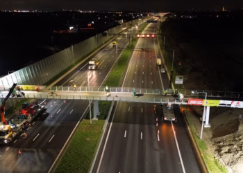 Plaatsen laatste fietsbrug Ringpark West over E17 – Beelden