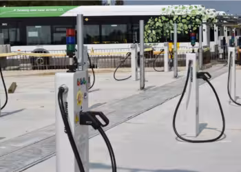 SPIE installeert de honderdste elektrische laadpaal voor openbaarvervoerbedrijf De Lijn