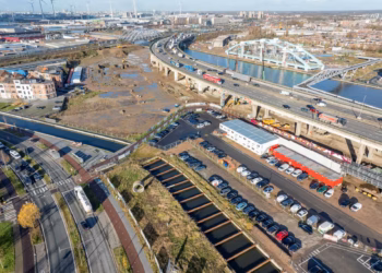 Tien kleurrijke containers vormen buffer tegen stof en geluid van Oosterweelwerf