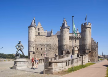 Antwerpse wijnproducent laat wijn rijpen in kelder van Het Steen