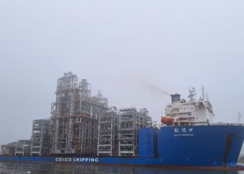 Gigantische Project ONE fabrieksmodule maakt opmerkelijke passage in haven van Antwerpen