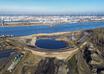 Lantis bereidt Schelde voor op komst onderdelen Scheldetunnel: aannemer plaatst palen in rivier en Doeldok