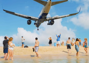 Thomas Nolf brengt de aantrekkingskracht van de luchtvaart in beeld in zijn nieuwe tentoonstelling in Be-Part Waregem