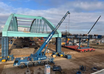Plaatsing blauwgroene boogbrug over het Albertkanaal