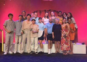 Esta Noche,  Spanje: Zon, Zee en Veel Liefde