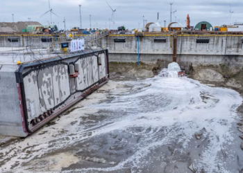 Laatste blik op de delen van de Scheldetunnel: Lantis zet bouwdok onder water