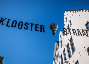 Symbolische gloeilampen sieren sfeergebied Kloosterstraat