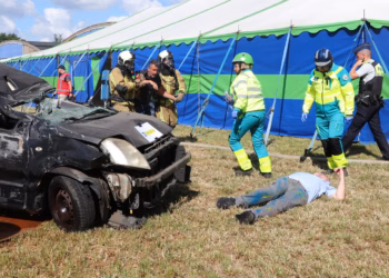 Auto’s rijden in op tent met feestende jongeren tijdens rampoefening op Campus Vesta
