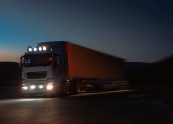 DFDS en Volvo Trucks schakelen samen naar de nacht: duurzame logistiek wint terrein in haven van Antwerpen