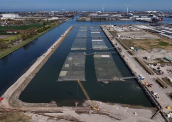 Eerste tunneldeel Scheldetunnel drijft naar wateroppervlak in bouwdok Zeebrugge