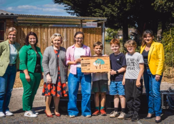Freinetschool De Steltloper Geel ontvang label voor afgewerkte groene speelplaats