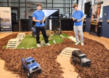 Leerlingen van de auto-afdeling PTS Boom racen met modelwagens op hindernissenparcours