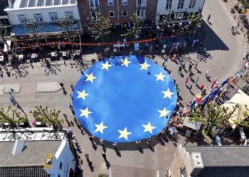 Reuzevlag van Europa markeert start van Pop up Europa Baarle