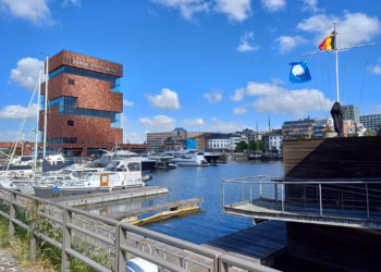 Willemdok en Kempisch Dok in Antwerpen hijsen de Blauwe Vlag