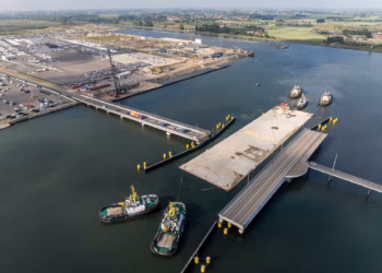 Eerste tunneldeel Scheldetunnel vertrekt naar Antwerpen