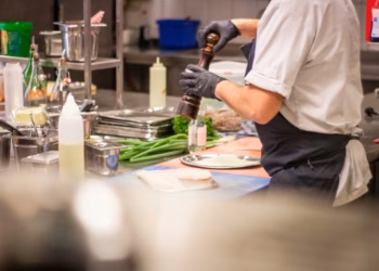 Vlees- en kaasvervangers kunnen meer schadelijke stoffen bevatten dan hun dierlijke tegenhangers