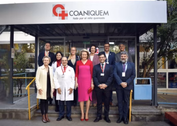 Antwerpse onderzoekers leiden koningin rond in Chileens brandwondencentrum