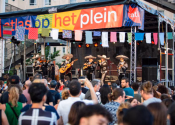 Atlas op het plein brengt Antwerpenaren samen