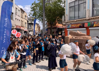 Feestelijke opening Lange Beeldekensstraat met stoet en nieuw kunstwerk