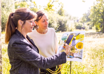 Geheimen Vrijbroekpark onthuld: gezin McIntyre beleeft als eerste audio-wandelavontuur Woudhout