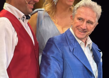 Jan Van Dyke neemt afscheid in stijl met hartverwarmende première van ‘Open & Bloot