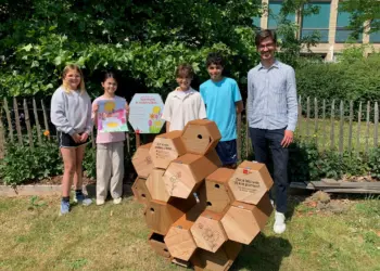 Kinderkunst siert nieuwe zadenruilkasten en bijenhotels in district Antwerpen