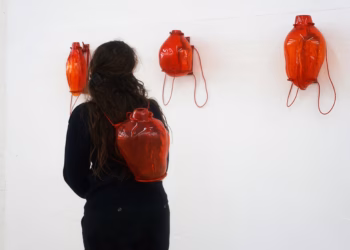 Laatste dagen van de installatie Porteuses van Maëlle Dufour bij de Centrale | vitrine