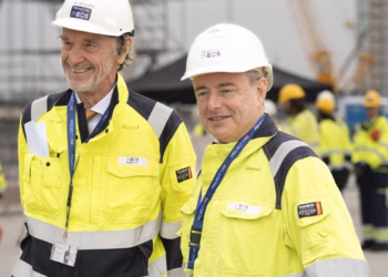 Sir Jim Ratcliffe verwelkomt premier Bart De Wever op de werf van de INEOS Project ONE ethaankraker, een investering van 4 miljard euro