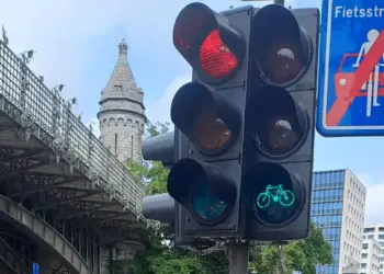 Stad plaatst extra fietslichten op kruispunten voor vlotter en veiliger fietsverkeer